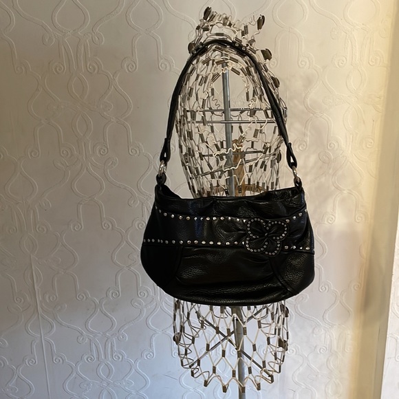 B Makowsky Crescent Shaped Black Pebbled Leather Shoulder Handbag - Picture 3 of 14